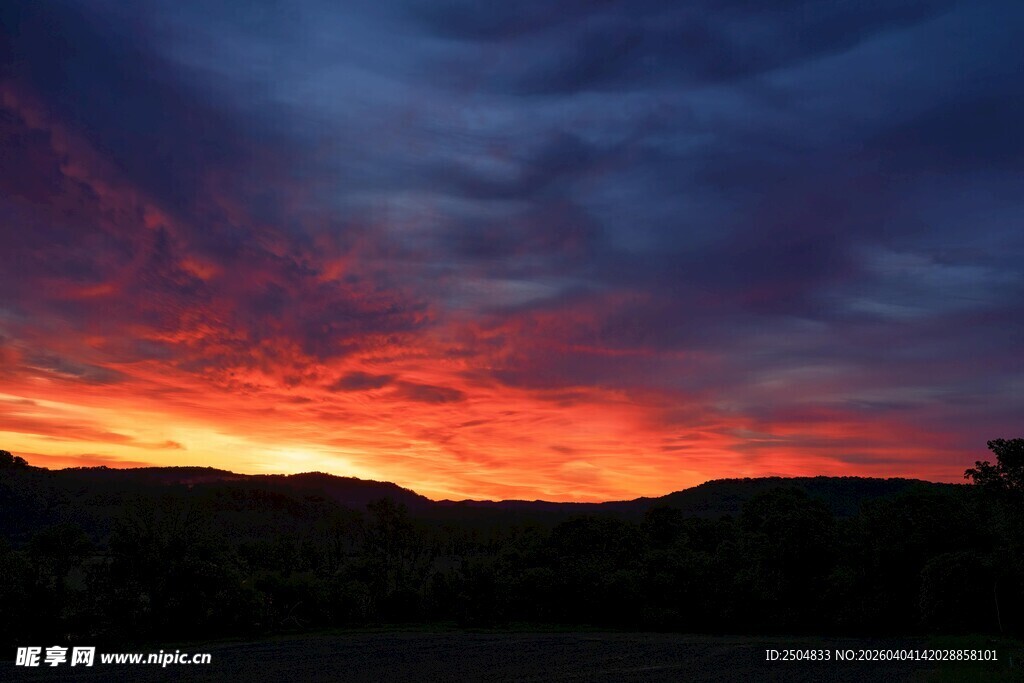 壮丽晚霞下的山峦景色