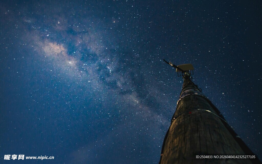 星空下的雕塑尖顶