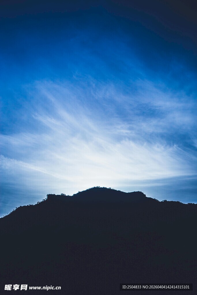 蓝天映衬下的山峦剪影