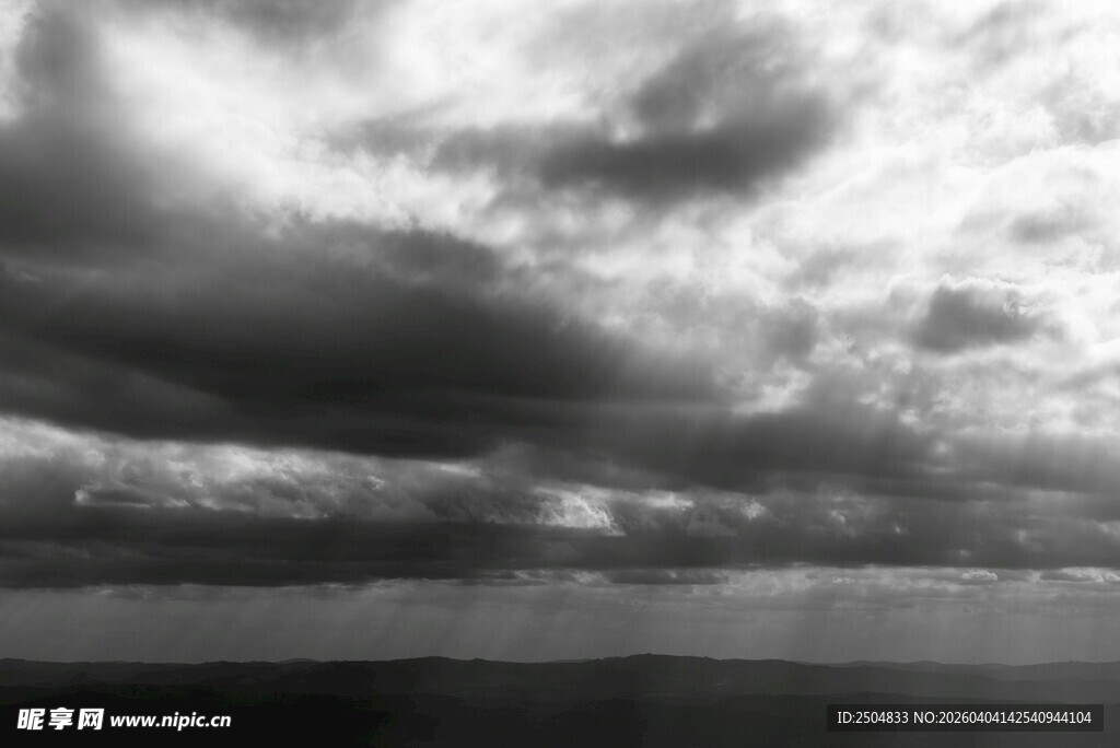  沉云海下的广阔海面