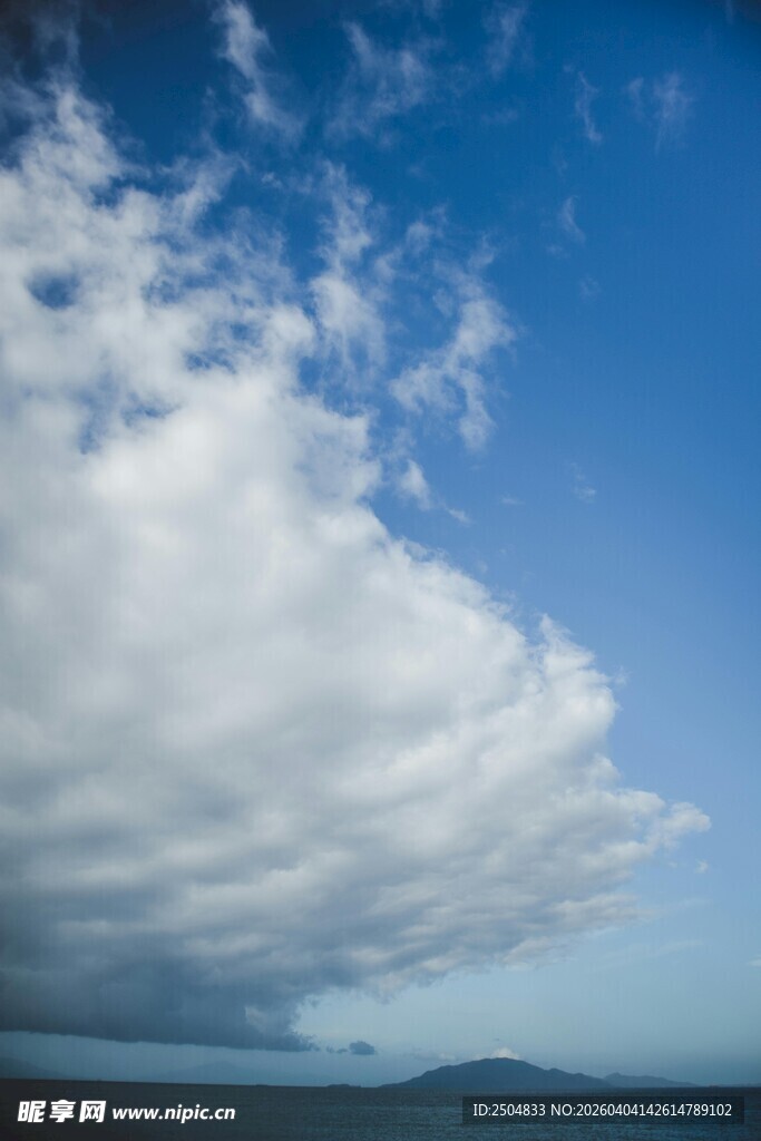 蓝天白云下的壮阔天空景象