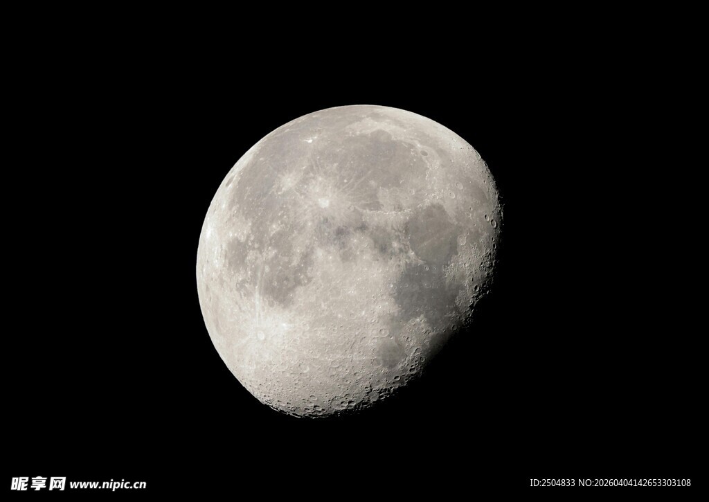 半月悬于夜空