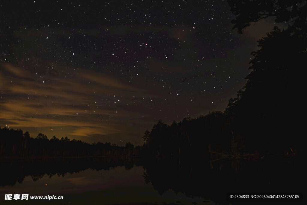 湖畔星空夜景 静谧之美
