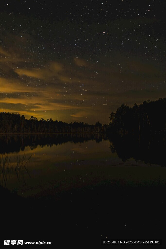 夜幕下的宁静湖景星空