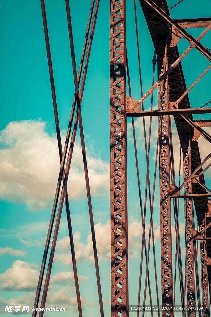 桥梁钢索与蓝天美景