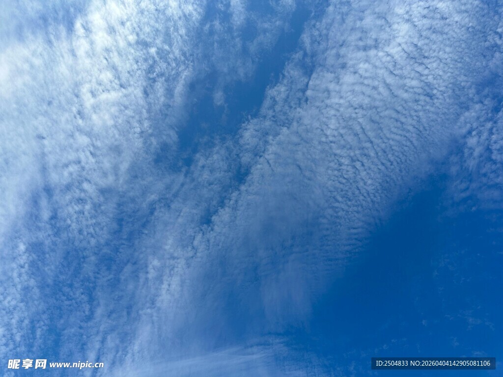 蓝天中的梦幻卷云