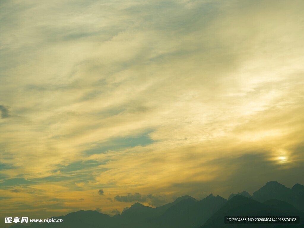 黄昏时分的绚烂天空景色