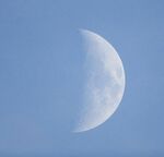 蓝天下的半圆明月