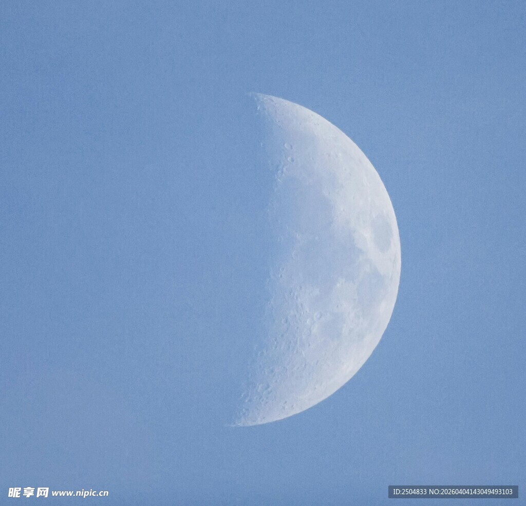 蓝天下的半圆明月