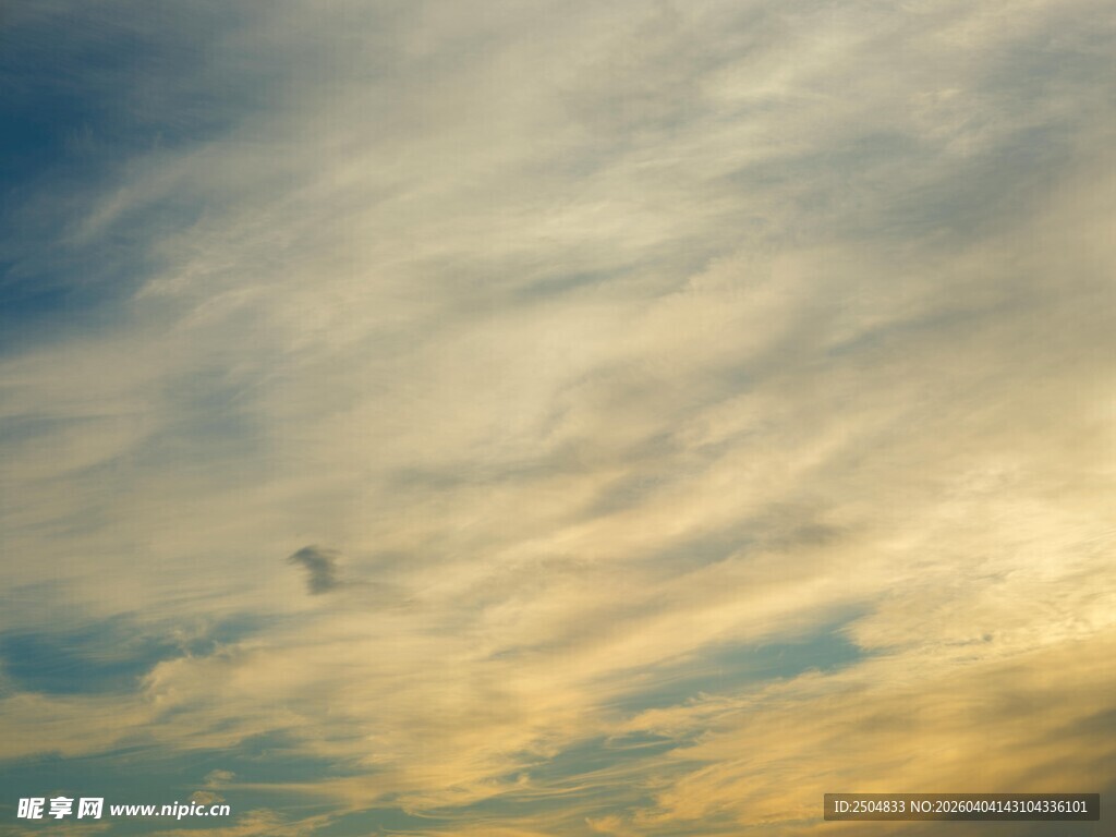 黄昏时分的绚烂天空
