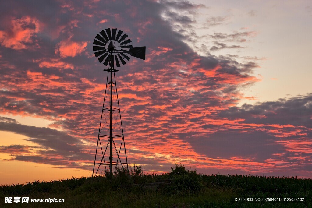 夕阳下的风车与绚丽云霞