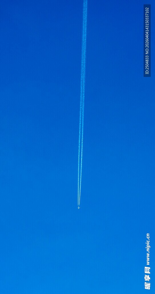 蓝天中的细长线条