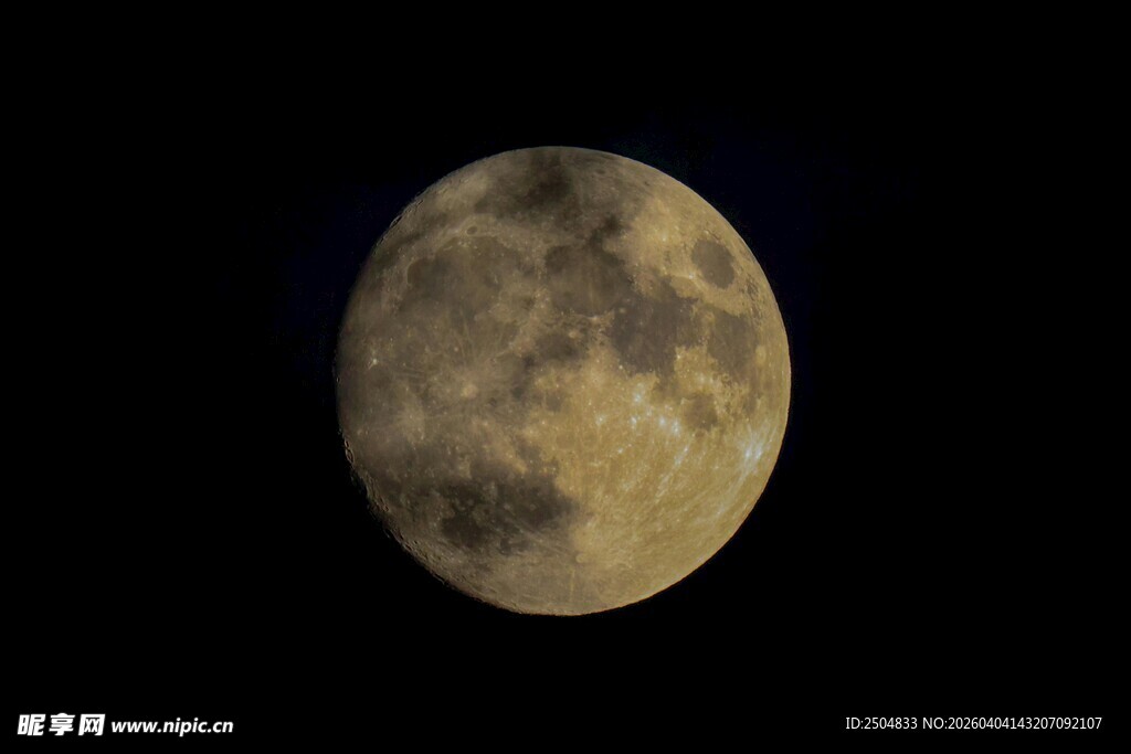 夜空中的满月