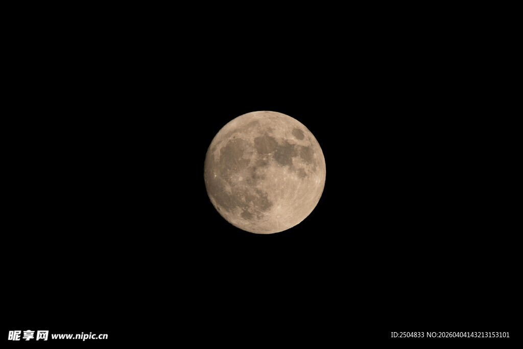 夜空中的明亮月球