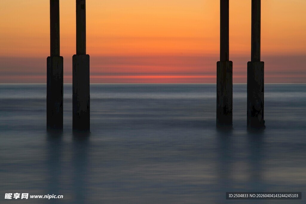 夕阳下的海边立柱美景