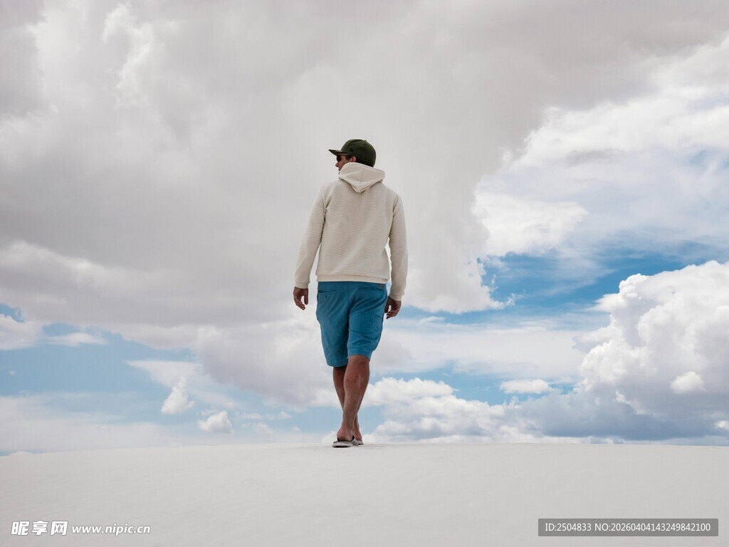 漫步云端的孤独旅人