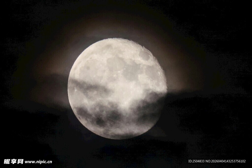 夜空中的朦胧满月
