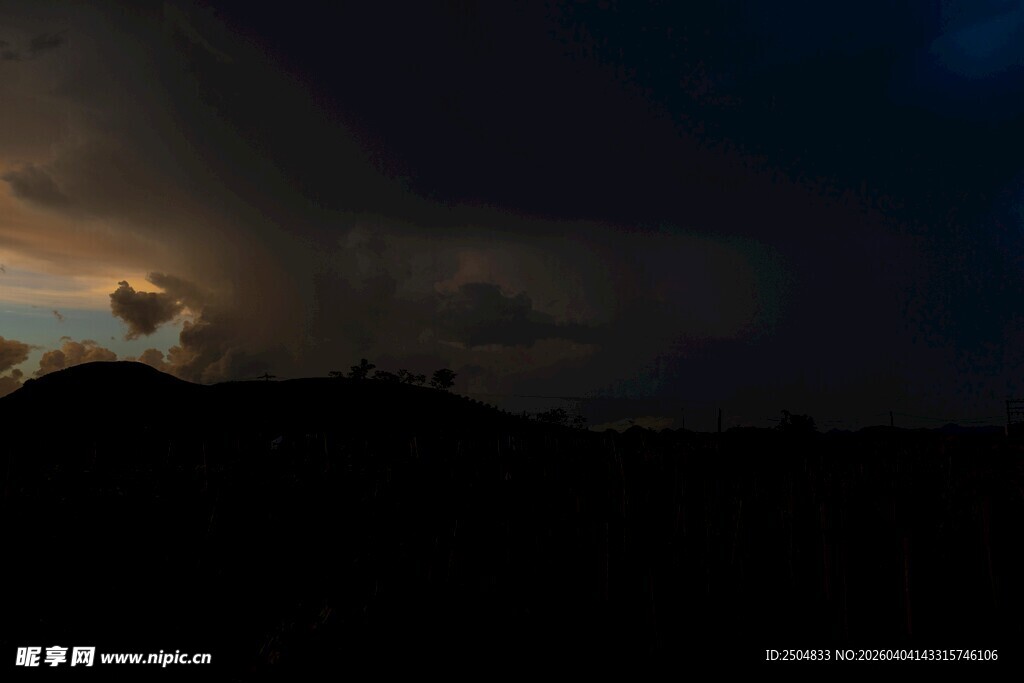 黄昏天空下的山峦剪影