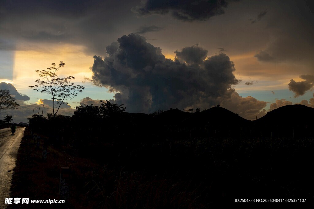 黄昏下的天空与朦胧景物