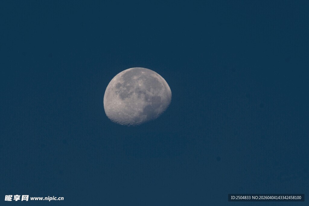 夜空中的皎洁明月