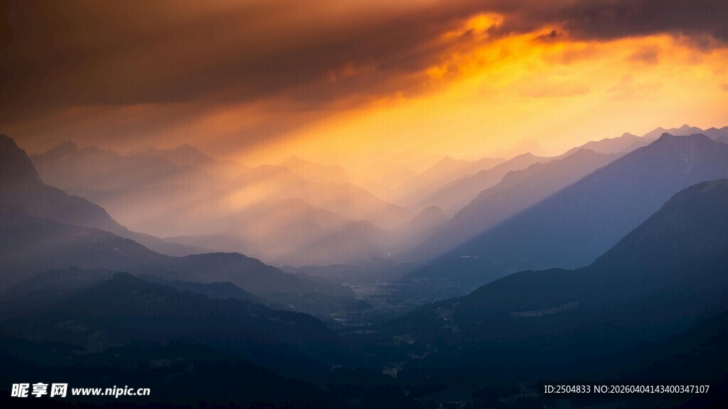壮丽山间夕阳美景