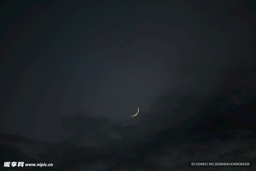 夜空中的弯弯新月