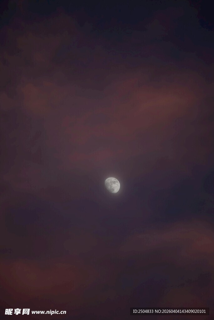 夜空中的朦胧月亮