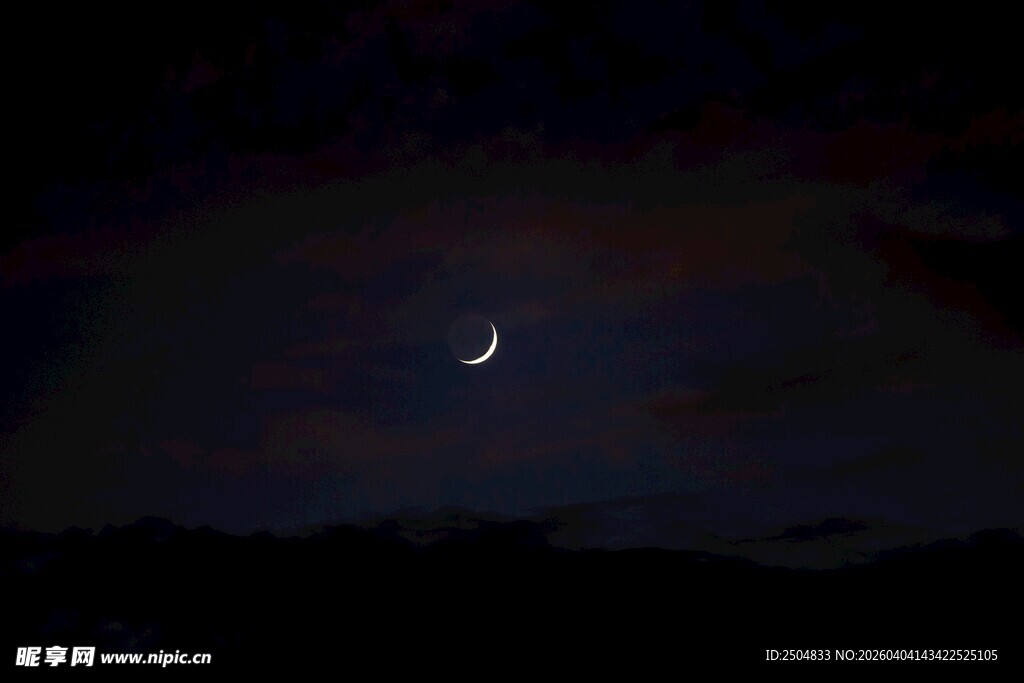 夜空下的弯月