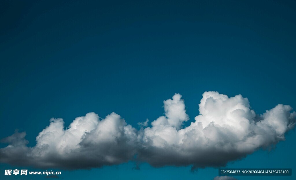 蓝天下的洁白云朵