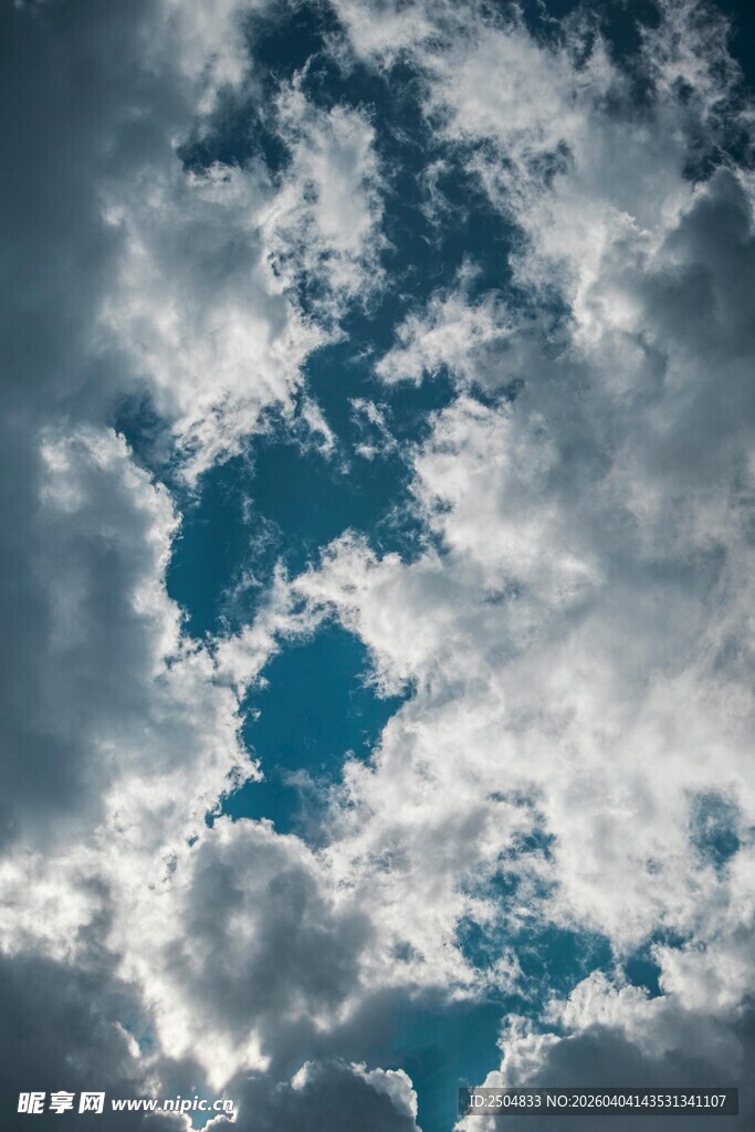 蓝天中飘浮的朵朵白云