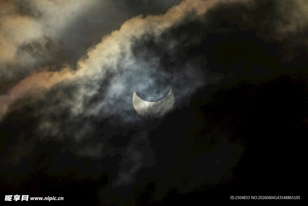 夜空中的朦胧弯月