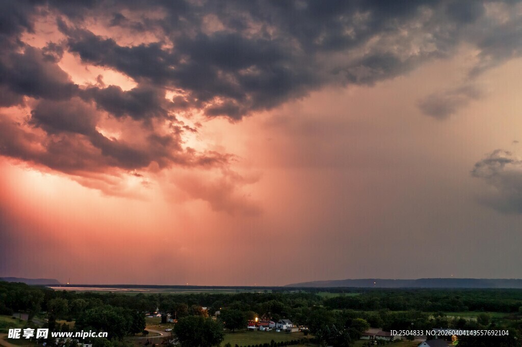 夕阳下的壮丽云层景观