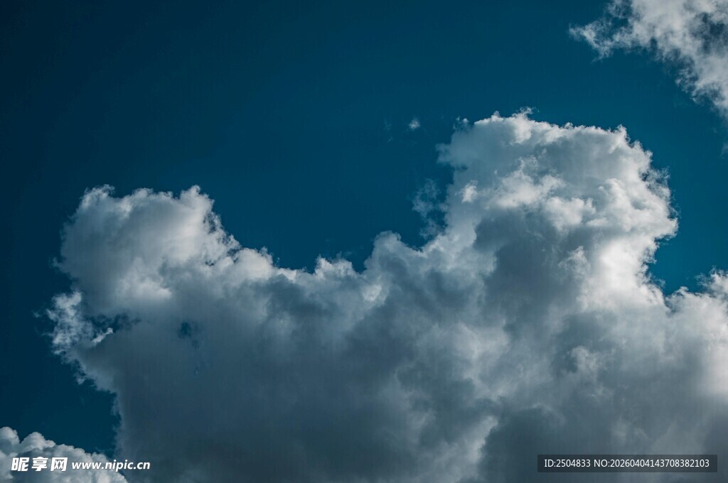蓝天中的蓬松白云