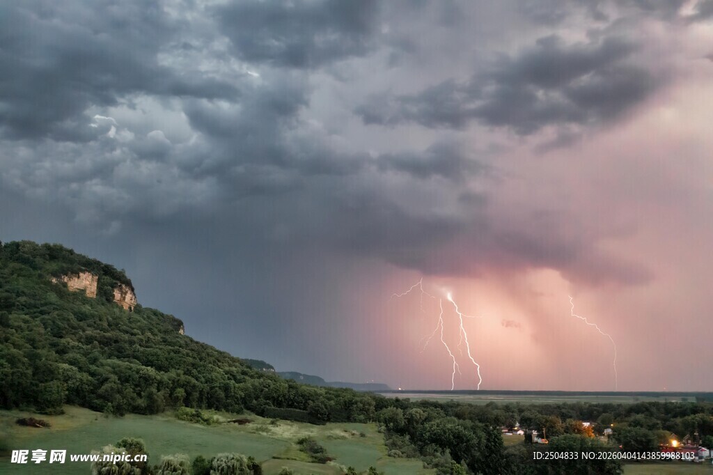 暴雨前夕的山间壮丽景观