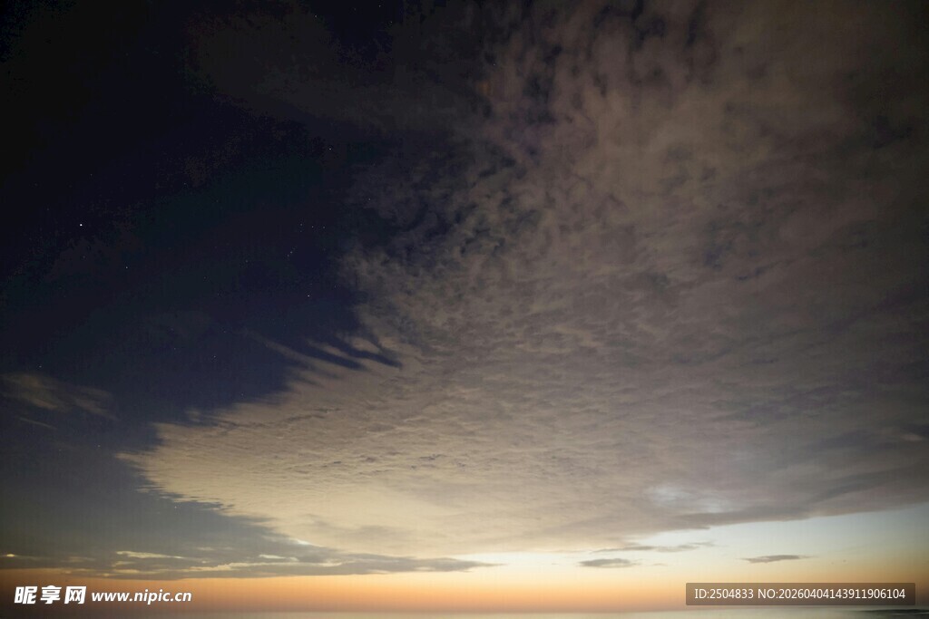 黄昏时分的天空美景