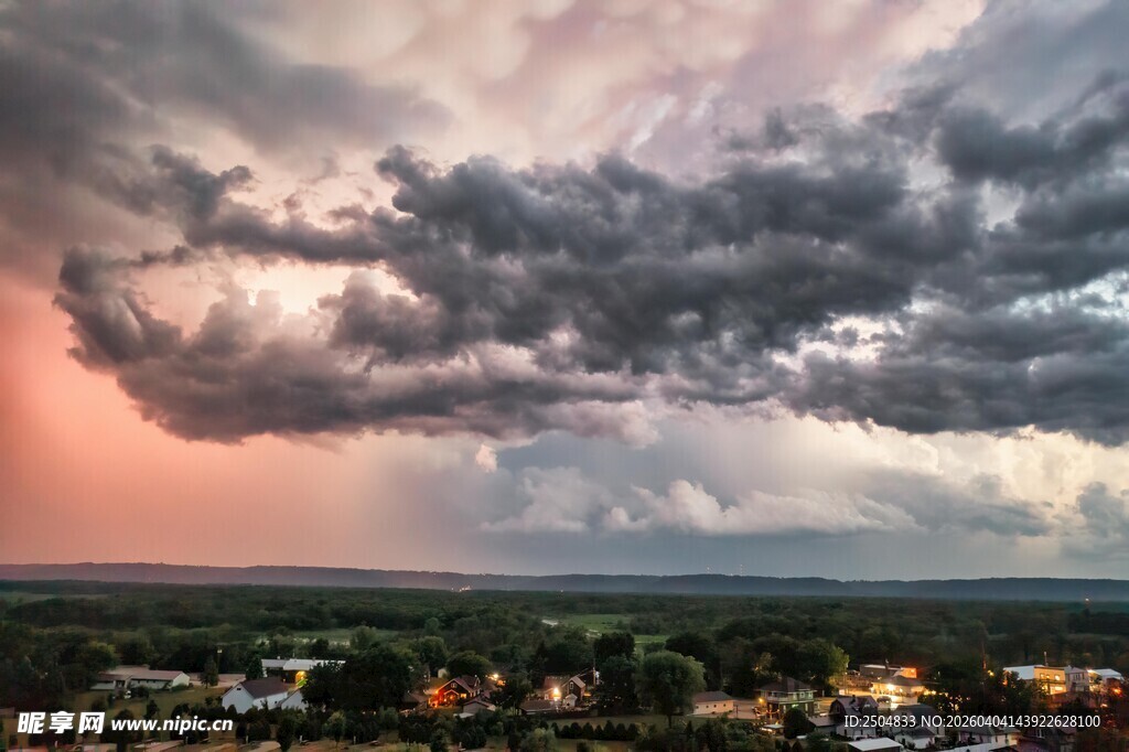 黄昏时分的壮丽乌云景观