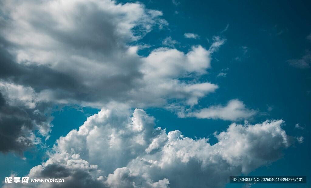 蓝天之上的蓬松云朵
