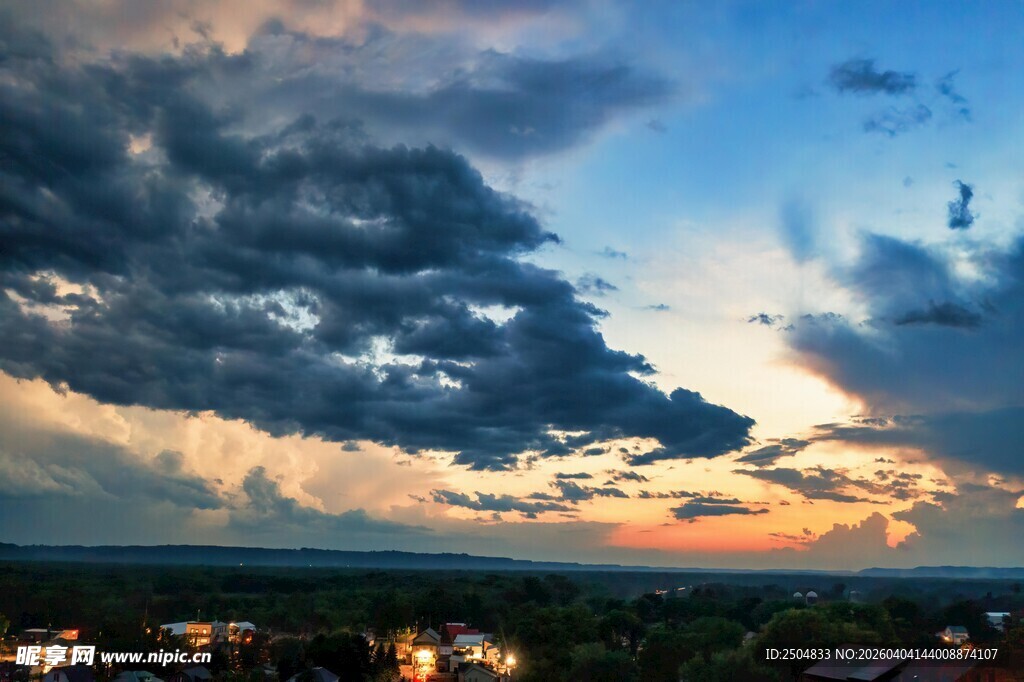 黄昏时分的壮丽天空景观