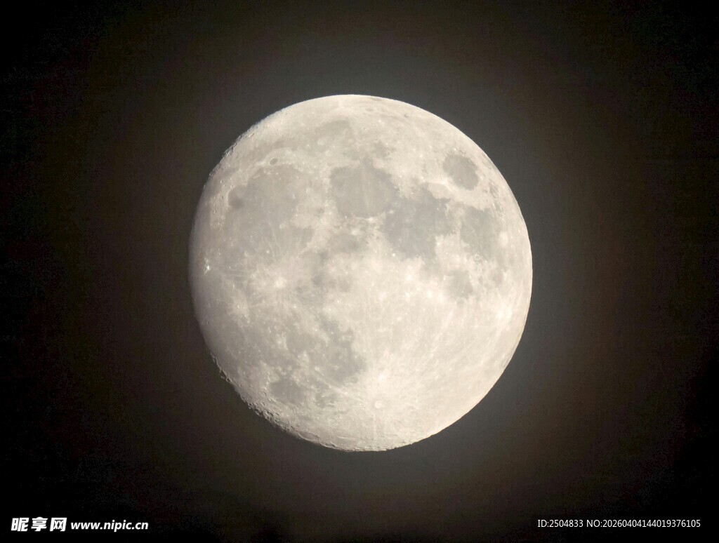 夜空中的皎洁满月