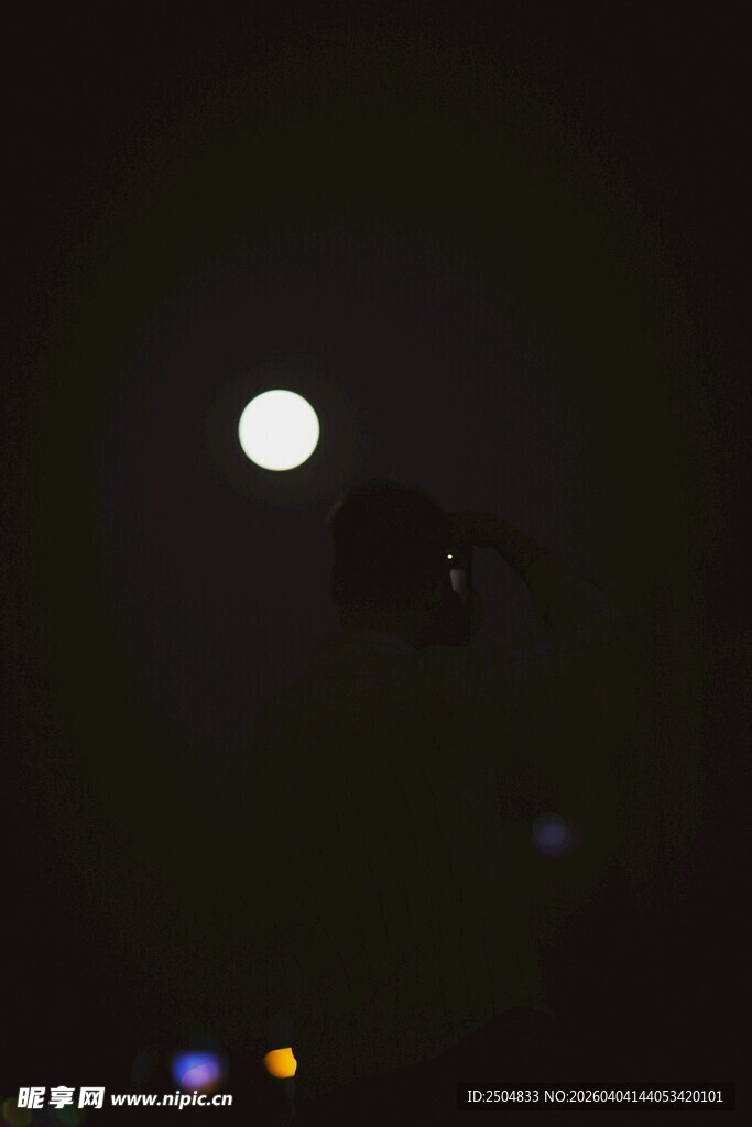 夜空中明亮的月亮