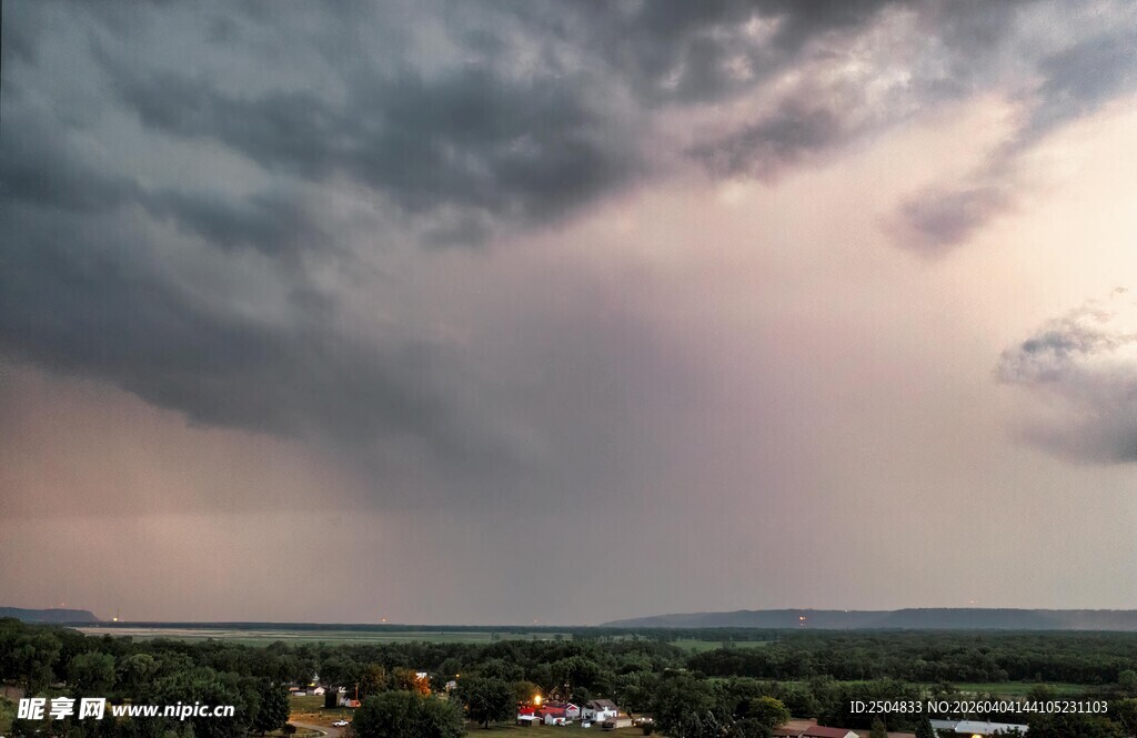 乌云笼罩下的城镇景观