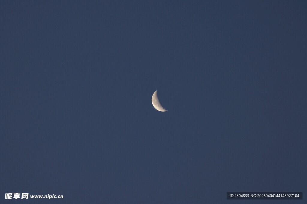 夜空中的弯弯新月