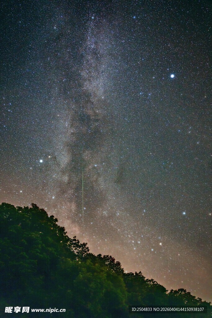 夜空下的山林与璀璨星河