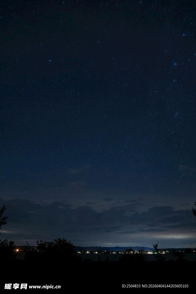 夜幕下的远山与点点星光