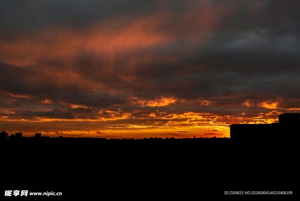 日落时分的绚烂天空