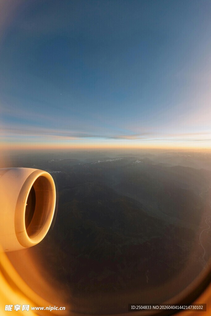 飞机发动机视角下的蓝天