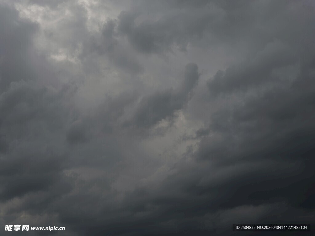 乌云密布的 沉天空