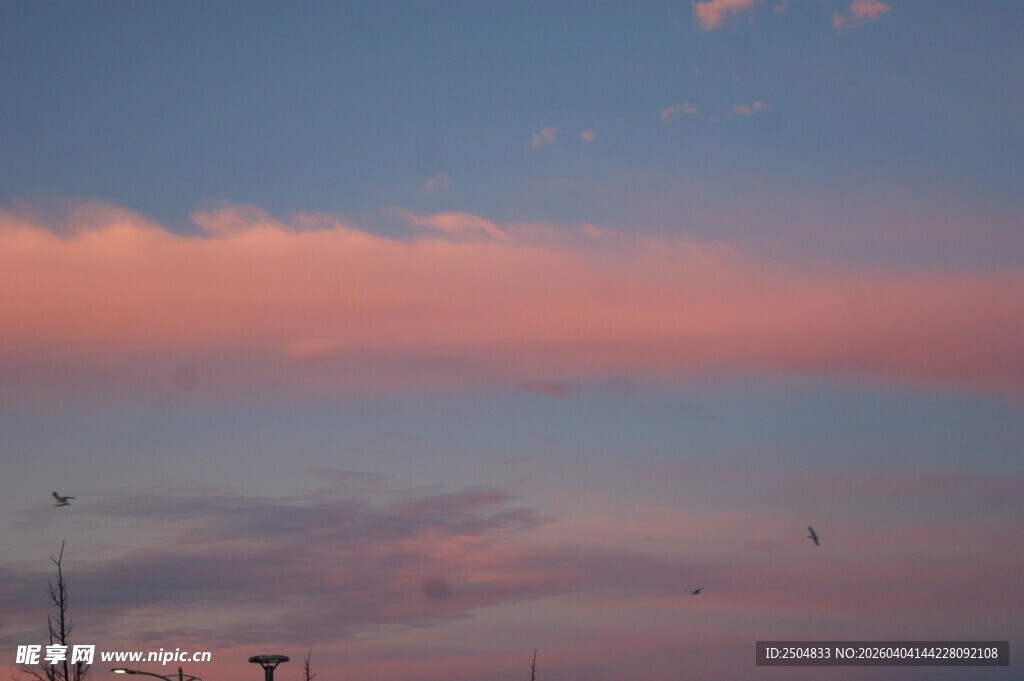 黄昏时分的绚丽天空