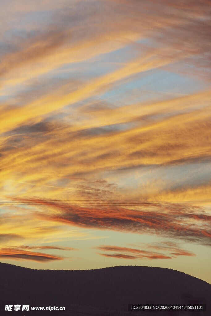 绚丽天空下的朦胧山峦