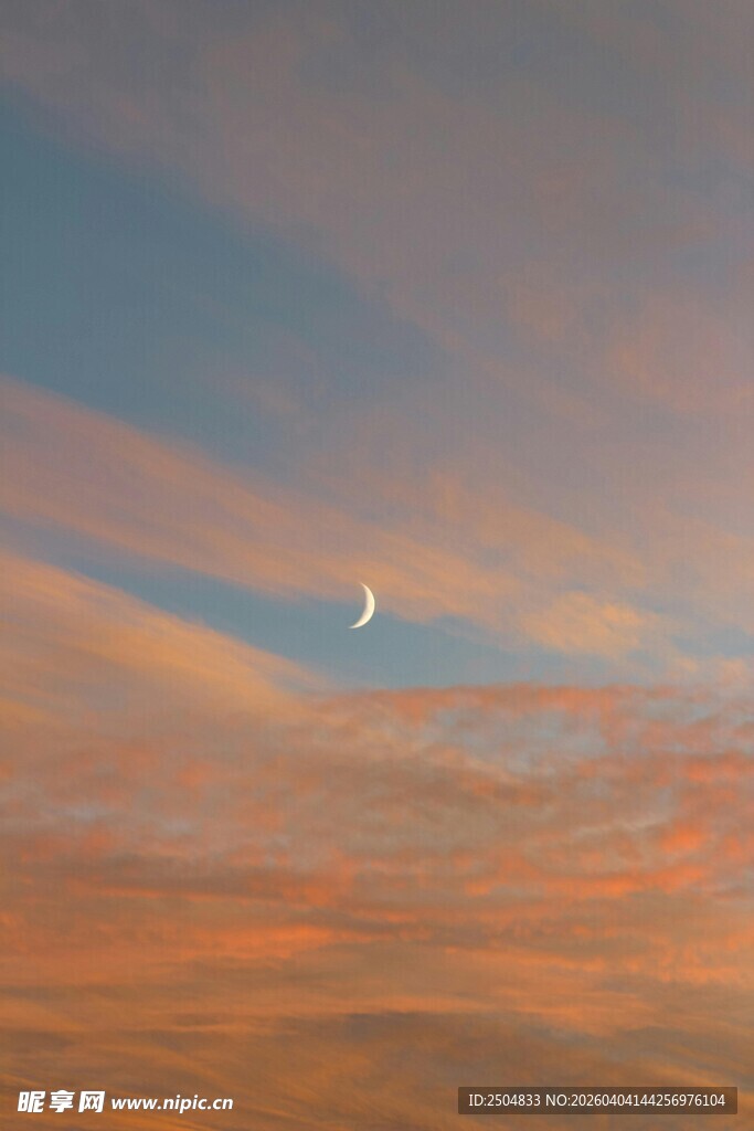 黄昏天空中的弯月与云彩